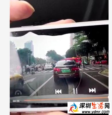 女司机开车,刹车误踩成油门
